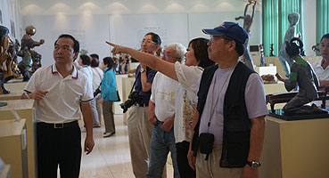 日本客戶在宇達藝術館參觀